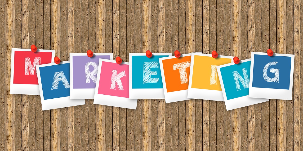 Marketing in bunten Buchstaben auf Holzhintergrund