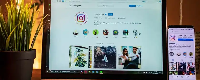 Instagram auf Laptop und Smartphone geöffnet